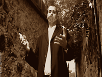 Une carte vole d'une main  l'autre du magicien